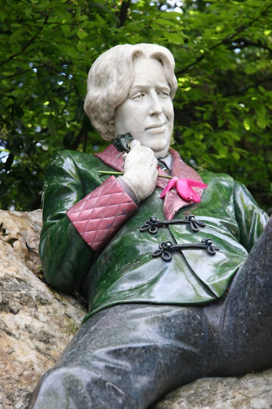 Oscar Wilde jade statue, Dublin Ireland 1.jpg - Oscar Wilde statue